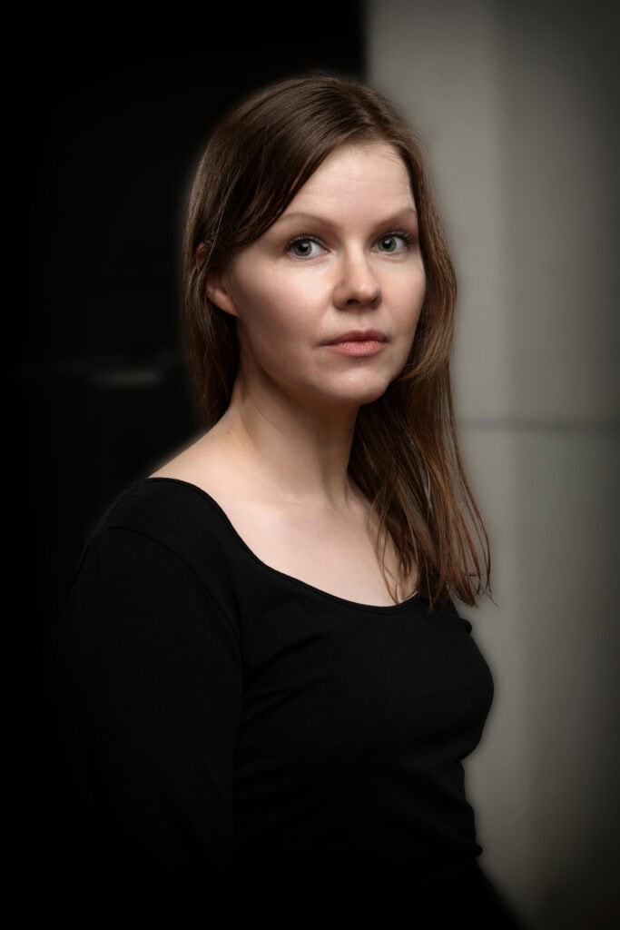 Kuva runoilija Virpi Vairisesta. Kuvaaja Markku Koivumäki