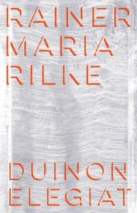 Kuvassa Duinon elegiat -teoksen kansi. Harmaalla väreilevällä pohjalla lukee oranssilla RAINER MARIE RILKE ja DUINON ELEGIAT.