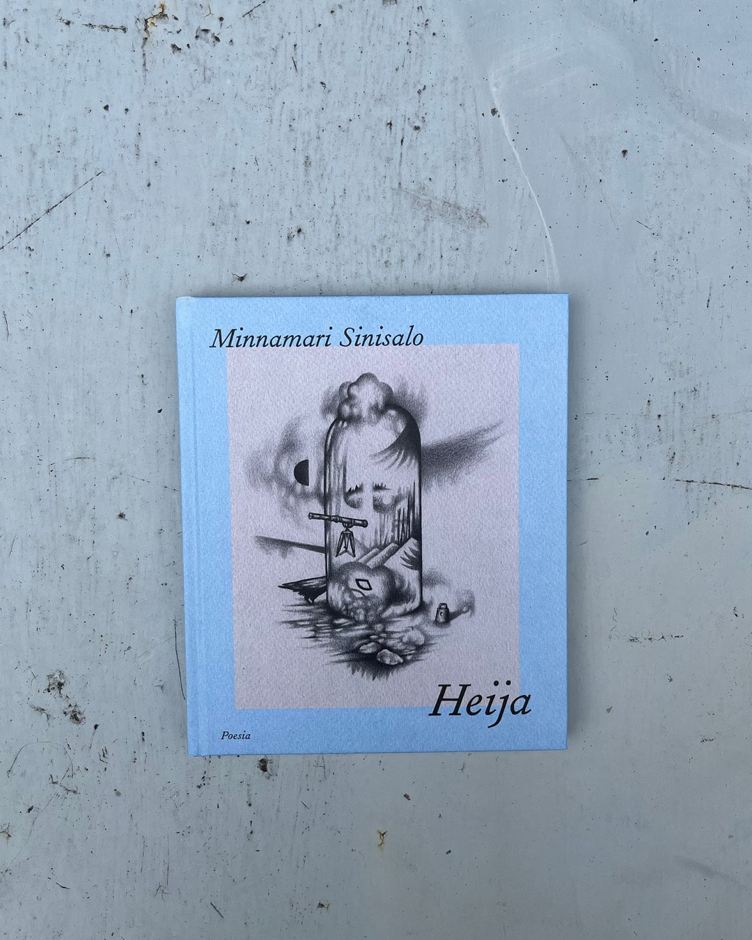 Kuvassa harmaansinisellä pinnalla Heija-kirja. 